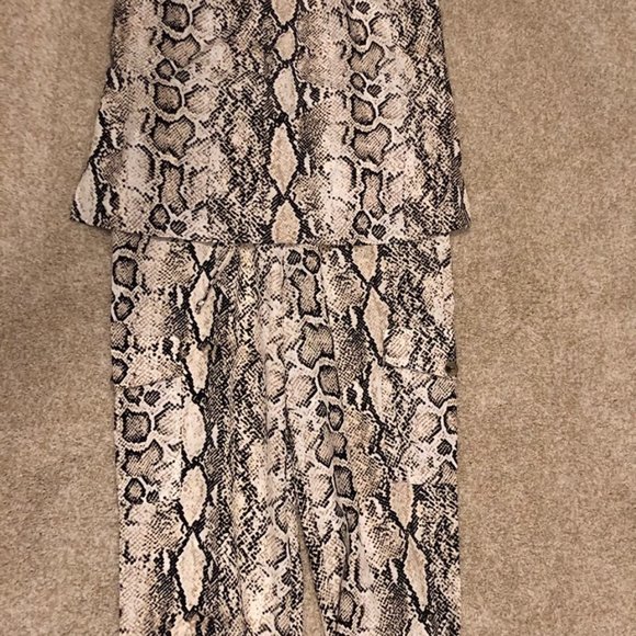 Dillards Cargo cropped snake print set Small - Picture 1 of 6